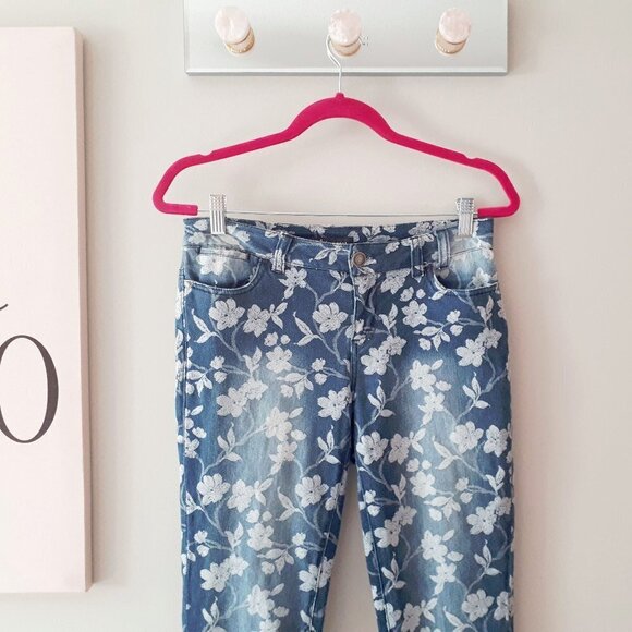 EUC Suko Jeans blue & white floral print faded denim jeans, 4 - Picture 9 of 9